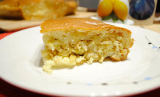 Servire il tè aromatico con la torta di cavolo.