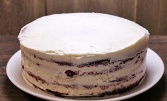 Also generously coat the topmost layer of the cake with cream, and also brush the sides of the cake. Using a spatula or knife, smooth the cream onto the surface and sides of the cake until it is perfectly smooth.