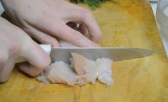 How to cook delicious pollock cutlets? Place the slices of white bread in a separate bowl and fill them with milk. We take the amount of bread in a ratio of 1:3 to fish, so that the cutlets are not exactly bread-like. Cut the pollock fillet into pieces. Peel the onion and cut into two parts.