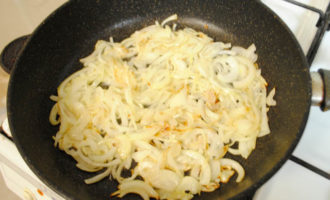 Die Zwiebel in einer vorgeheizten Pfanne mit etwas Sonnenblumenöl goldbraun braten. Dann 1/3 Tasse Wasser hineingießen und köcheln lassen, bis die gesamte Flüssigkeit verdampft ist.