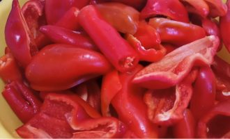 Wash the red bell pepper, remove seeds and membranes, and cut into slices or pieces. Handle chili peppers with gloves; The seeds can be left in for extra spiciness of the dish.