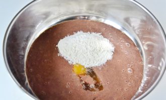 Agrega 500 mililitros de leche, huevos, sal y pimienta molida al puré de hígado. Mezclar todo bien hasta que quede suave. Coloque la mantequilla en una cacerola pequeña y derrita en la estufa. Vierta la mantequilla enfriada en la masa de hígado. Mezclar bien nuevamente. Ahora necesitas agregar harina (antes de eso, primero debes tamizarla a través de un colador). Mezclar muy bien la masa para que no se formen grumos (es aún mejor batirla con una batidora o la misma batidora).