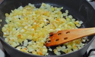 Pele las cebollas, luego enjuágalas con agua corriente, córtelas por la mitad y luego pique cada mitad en cubos muy pequeños. Freír los trozos de cebolla en aceite vegetal hasta que estén tiernos.