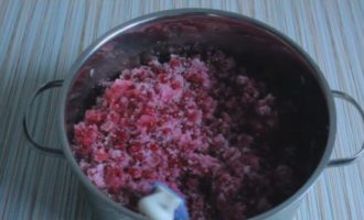 Wie macht man Johannisbeermarmelade für den Winter? Die Beeren von den Zweigen trennen, unter fließendem Wasser gut abspülen und mit einem Stabmixer zermahlen. Mahlen Sie die Beerenmasse auf einem dicken Sieb, um Kerne und Schalen zu entfernen, und messen Sie ihr Volumen. Die im Rezept angegebene Beerenmenge ergibt 1,5–1,6 Liter Saft.