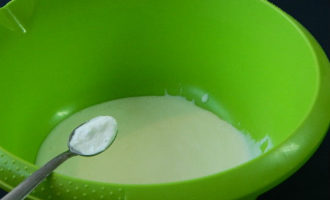 Cách nấu bánh xèo ngon với kefir? Đổ khoảng một phần ba thể tích kefir vào thùng để nhào bột và trộn với một thìa cà phê soda. Đặt sang một bên trong khoảng 10 phút.