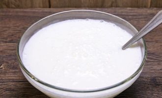 Then take kefir at room temperature, add soda to it and mix the ingredients thoroughly.