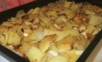 Para el relleno, pelar las patatas y cortarlas en rodajas finas o rallarlas con un rallador grueso. Si lo deseas, puedes utilizar patatas ya cocidas que te sobraron de ayer. Coloque los trozos de papa sobre la superficie de la masa, alejándose ligeramente de los bordes del pastel.