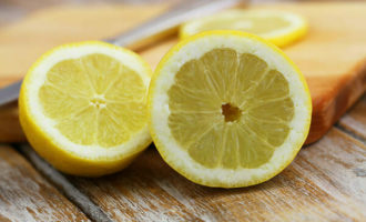 Lavate anche il limone e ricordatelo un po' con le mani. Quindi tagliarlo a metà e spremere il succo.