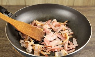 Sett stekepannen på middels varme og stek baconskivene lett til de er gyldenbrune, 3 minutter.