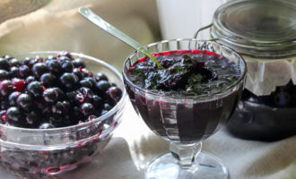 Raffreddare la gelatina di ribes nero e poi conservarla in un luogo fresco per una conservazione permanente.