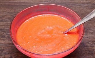 Add red dye to the liquid mixture of soda and kefir, mix thoroughly, achieving a uniform color and even distribution of the dye. The dosage of the dye is very approximate; If you think the dough is pale, add a little more to achieve the desired color.