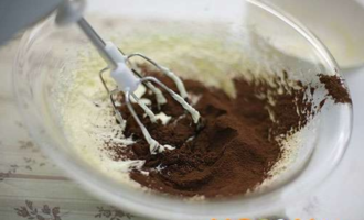 200 grams of softened butter should be mixed with vanilla sugar and beat with a mixer until a soft airy mass is obtained. Add 10 grams of cocoa powder to the cream and mix thoroughly. Pour in the cooled custard and mix all the ingredients thoroughly again.