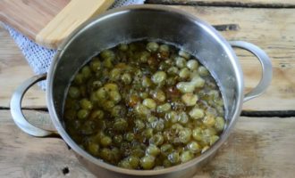 By the evening of the second day, we boil the gooseberries for the last time and package them in pre-sterilized jars. Roll up the jam with boiled lids.