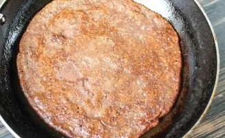 Agafeu una paella, unteu-la amb oli vegetal, escalfeu-la i aboqueu-hi la primera part de la massa de pancakes de fetge perquè s'escampi per tota la paella. Fregiu-ho pels dos costats durant un minut aproximadament a foc moderat. És important que el fetge estigui cuit.