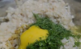 Coloque el pescado picado en un bol, agregue el pan blanco remojado y exprimido, la cebolla frita y las hierbas finamente picadas. Batir el huevo con la carne picada.