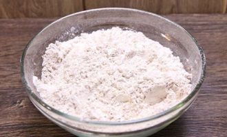 Mix flour, cocoa powder, salt and baking powder in a separate container. Mix the dry ingredients very thoroughly so that all ingredients are evenly distributed.