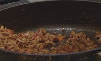 We verdunnen de tomatenpuree met een kleine hoeveelheid water en mengen deze door de uiteindelijke massa. Giet de wijn in de braadpan, roer het mengsel, voeg zout en kruiden toe. Zet het vuur op de laagste stand en bak gedurende 20 minuten. Voeg dan 50 ml toe. melk. Blijf nog 40 minuten frituren.