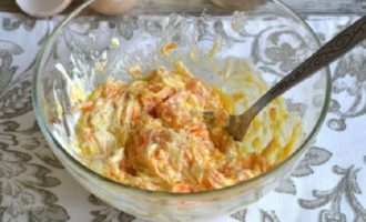 Ensuite, après avoir cuit les galettes de foie, préparez la sauce à gâteau. Dans un récipient séparé, mélangez la mayonnaise avec l'ail émincé et les carottes et oignons frits, en essorant uniquement l'huile des légumes.