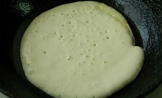 Bak de pannenkoeken in een goed verwarmde koekenpan met een glad, krasvrij oppervlak en draai ze om als ze klaar zijn. Voordat u de eerste pannenkoek gaat bakken, smeert u de pan in met plantaardige olie. Je kunt de pan vaker invetten met plantaardige olie.