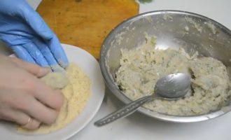 Using wet hands or a spoon, make cutlets from the minced meat.