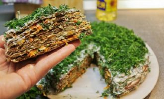 Former le gâteau de foie sur une grande et belle assiette en badigeonnant chaque crêpe avec la garniture préparée. Tartiner le dessus et les côtés du gâteau de mayonnaise et saupoudrer d'herbes hachées. Laissez tremper le gâteau préparé pendant 1 à 2 heures, mais mieux pendant 10 à 12 heures, il sera alors encore plus délicieux.