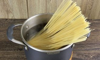 Lutuin ang spaghetti ayon sa mga tagubilin sa pakete. Ang pangunahing bagay ay hindi labis na luto ang mga produkto upang bahagyang dumikit sa mga ngipin (ang pagluluto na ito ay tinatawag na al dente).