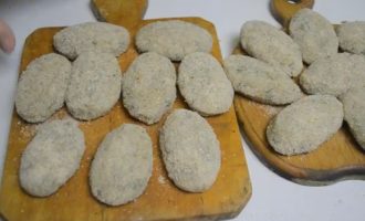 Carefully roll the cutlets in breadcrumbs and place on a cutting board.