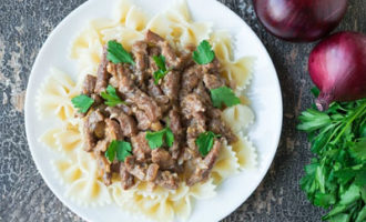 Podawaj gotowy klasyczny stroganow wołowy, posypany drobno posiekanymi ziołami. Jako dodatek możesz użyć puree ziemniaczanego, gotowanych płatków zbożowych lub spaghetti. Sosem z patelni polej naczynie.