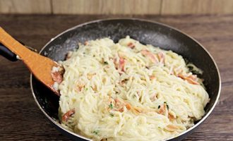 Patuyuin ang natapos na pasta sa isang colander at agad na ilagay ito sa kawali na may bacon. Ibuhos ang cream sauce, na handa na sa oras na ito, sa spaghetti at mabilis na pukawin. Ang mainit na spaghetti ay matutunaw ang keso sa sarsa at ang ulam ay handa na.