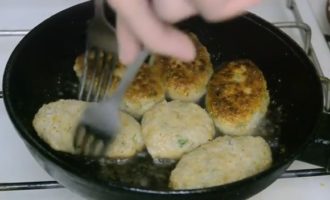 Heat a frying pan well with sunflower oil and fry the cutlets on all sides until golden brown.