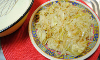 Cepat goreng kubis dan telur selama 1 minit.