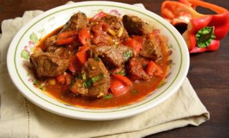 Goulash de carne com molho clássico