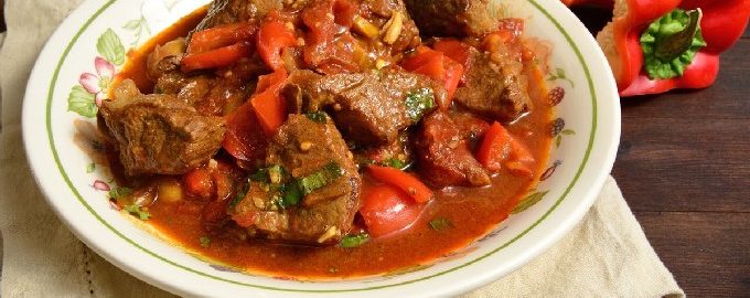 Beef goulash na may klasikong gravy