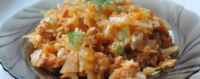 Il cavolo pigro rotola in padella con cavolo, carne macinata e riso