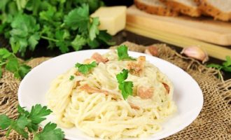 Pasta carbonara với thịt xông khói và kem