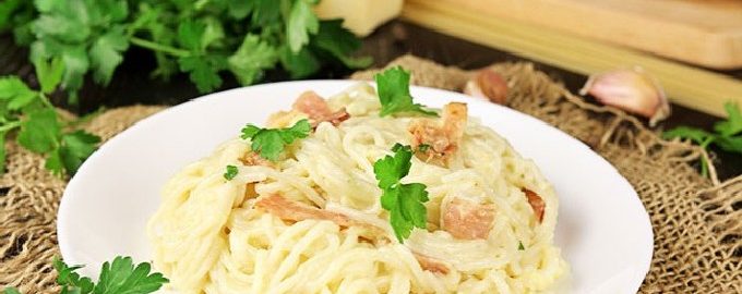 Pasta carbonara amb cansalada i nata