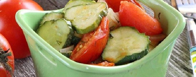 Salad dưa chuột, cà chua, ớt và hành tây cho mùa đông