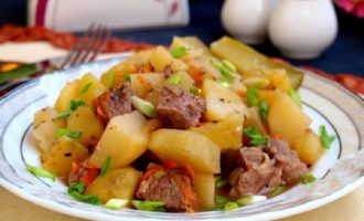 Kook de aardappelen tot ze zacht zijn (ongeveer 25-30 minuten). Garneer bij het serveren de afgewerkte gestoofde aardappelen met vlees met gehakte groene peterselie.