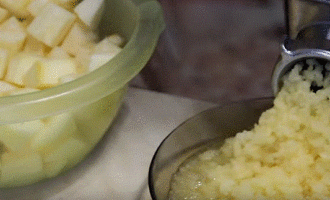 How to prepare squash caviar through a meat grinder for the winter? For caviar, it is advisable to use young zucchini - then the grain will be more uniform, but you can also cook from overripe fruits, you just need to cut off the hard peel and remove the seeds and pulp inside. Wash the zucchini well, wipe dry, cut into small pieces, and pass through a meat grinder.