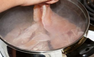 How to prepare a delicious chicken aspic with gelatin? Rinse the chicken fillet and thigh in cold water, then place it in a saucepan and add enough water to completely cover the meat. Place the pan over high heat and wait until the water boils. After boiling, you will need to carefully drain all the water and rinse the chicken. Pour 1.3 liters of water into the pan again.