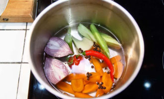 To prepare pike perch aspic, you first need to cook vegetable broth. Place coarsely chopped onions, carrots, celery, parsley stalks, spices into a saucepan, add water and wait until it boils. Cook the broth over low heat; determine the degree of readiness by the condition of the carrots.