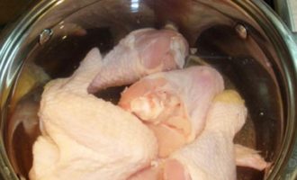 To prepare chicken aspic, cook the broth from the legs and wings. Place chicken, carrots, garlic, and spices to taste in a saucepan, fill with water and place on the stove. Cook the broth for 40-50 minutes, after which we take out the carrots and chicken and strain the broth.