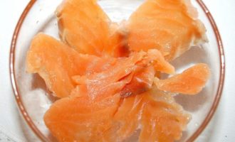 How to cook pita bread roll with red fish? You can use lightly salted salmon or any other red fish, trout, chum salmon. Cut the fish fillet into thin slices.