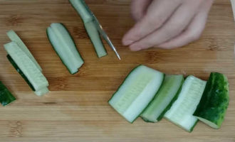 ¿Cómo preparar pepinos coreanos para el invierno en frascos? Tratar los pepinos con un cepillo para que no queden espinas, cortar las puntas y lavar. Corta los pepinos en tiras grandes. Si están demasiado maduros, quíteles las semillas.