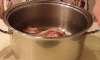 Come preparare la zuppa di cavolo cappuccio fresco secondo la ricetta classica? Prima di bollire la carne di maiale, lavatela bene. Versare 2,5 litri nella padella. acqua, mettici dentro il maiale e mettilo sul fuoco. Portare a bollore eliminando l'eventuale schiuma che si sarà formata e continuare la cottura per 2 ore a fuoco moderato.