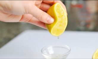 Rincez le citron à l'eau froide, puis coupez-le en deux et pressez-en 1 ou 2 cuillères à soupe de jus (selon votre goût). Ajouter le jus de citron au mélange œufs-beurre.