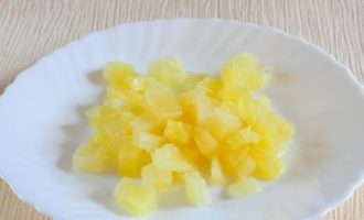 Snijd de ingeblikte ananas in kleine blokjes van niet groter dan een centimeter.