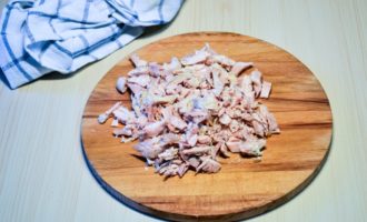 Then cool the chicken and separate the meat from the bones. Disassemble the meat by hand into fibers (if they are large, you can cut them in half with a knife). You can not separate it into fibers, but cut it into small cubes - it all depends on your taste preferences.