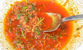 We tear off the leaves from thyme and rosemary and add them to the marinade sauce, add salt, paprika, ground pepper and mix.