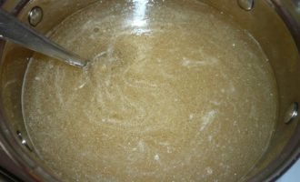 Let the chicken broth cool and strain it through several layers of cheesecloth. Add 30 grams of instant gelatin to the cooled broth, stir and let it swell.